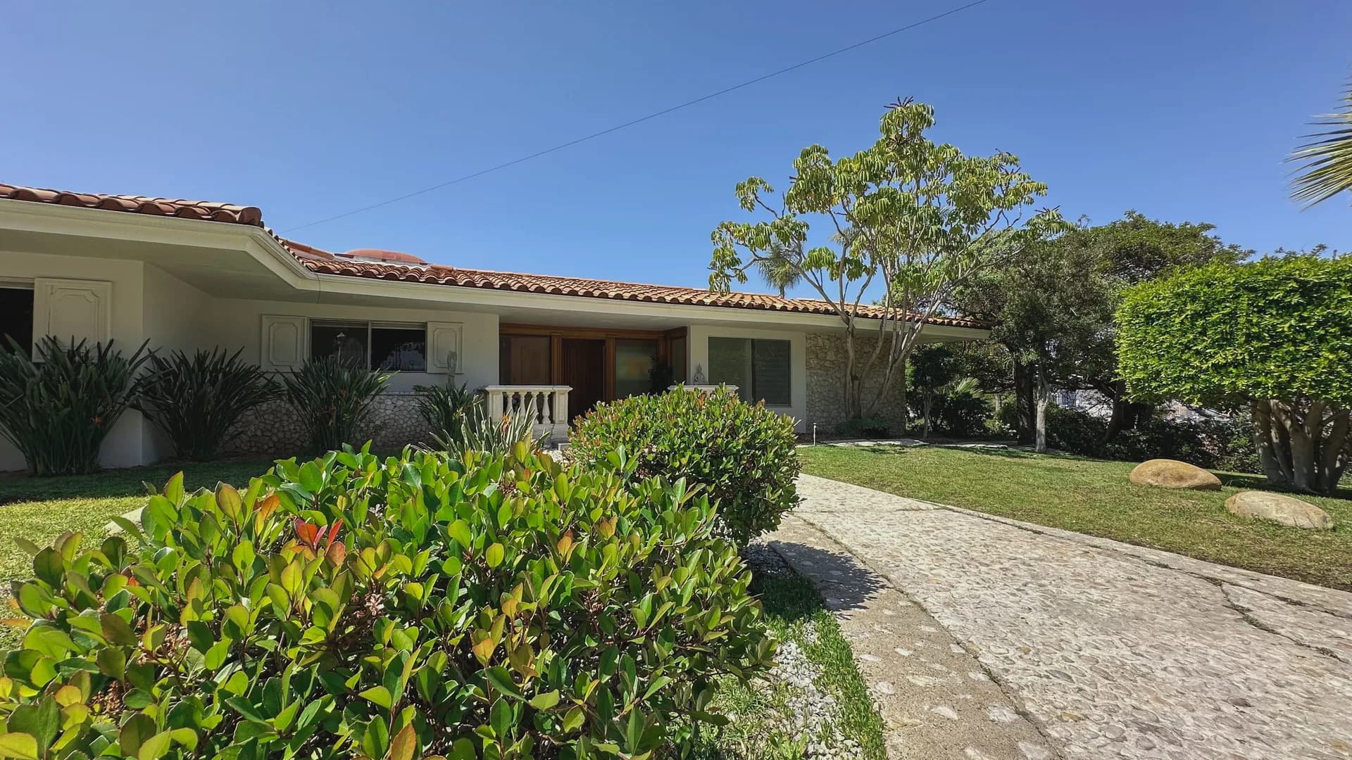 Fachada y jardín de Recovery House Tijuana para cuidado postquirúrgico
